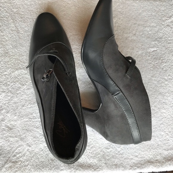 Soft Moc navy shoe bootie with small heel and strap. Suede and leather look. - Picture 6 of 10